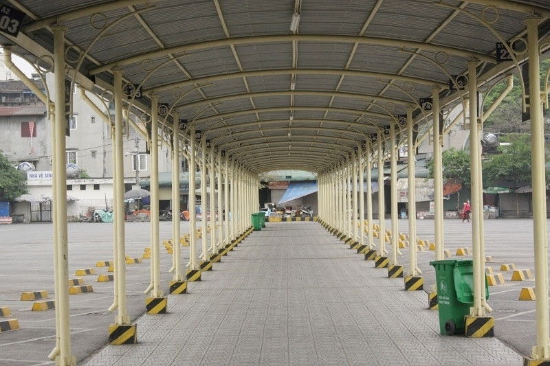Bến xe Hà Nội đồng loạt “cửa đóng then cài” ngày đầu cách ly toàn xã hội ảnh 2