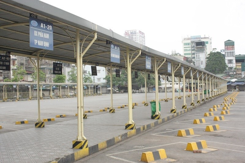 Bến xe Hà Nội đồng loạt “cửa đóng then cài” ngày đầu cách ly toàn xã hội ảnh 3