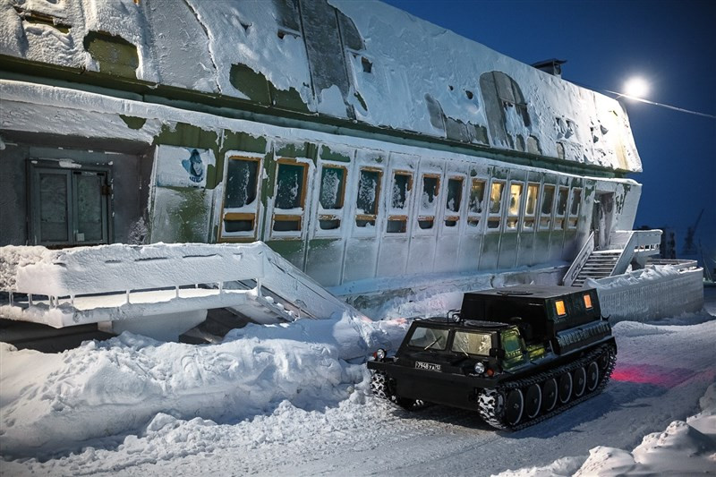 Một chiếc xe chuyên dụng đi trên tuyết ở Dikson. Một chiếc xe chuyên dụng đi trên tuyết ở Dikson.