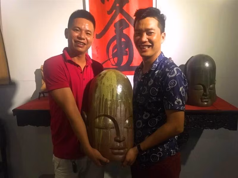 Họa sĩ Nguyễn Tuấn (bên phải) là người thành công nhất trong dòng gốm Phật.