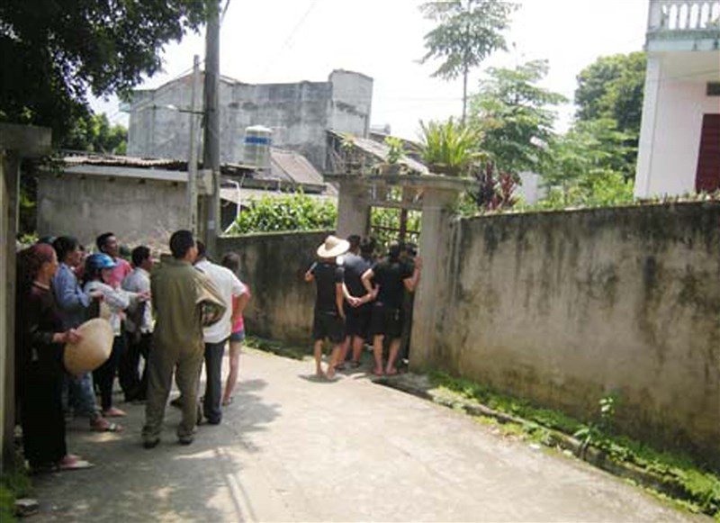 Người dân xung quanh thấy hoang mang.