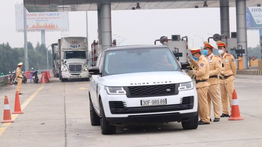 Xử phạt xe khách lưu thông trong dịch Covid-19, bắt quay đầu