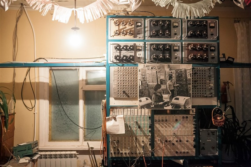 Những thiết bị có từ thời Liên Xô vẫn còn hoạt động bên trong trạm khí tượng thủy văn Dikson. Những thiết bị có từ thời Liên Xô vẫn còn hoạt động bên trong trạm khí tượng thủy văn Dikson.