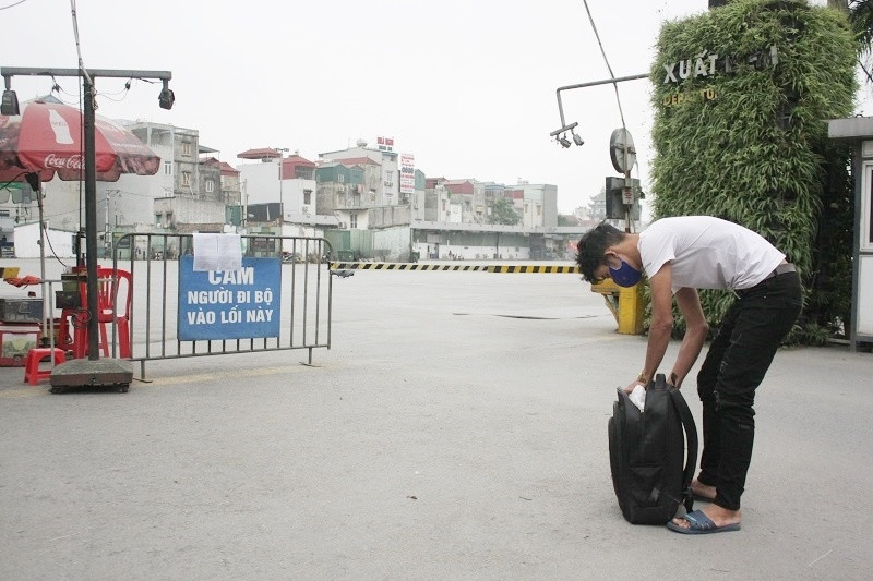 Bến xe Hà Nội đồng loạt “cửa đóng then cài” ngày đầu cách ly toàn xã hội ảnh 14