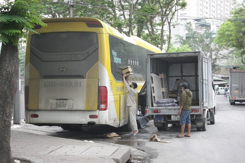 Bến xe Hà Nội đồng loạt “cửa đóng then cài” ngày đầu cách ly toàn xã hội ảnh 10