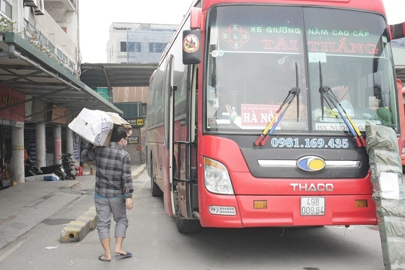 Bến xe Hà Nội đồng loạt “cửa đóng then cài” ngày đầu cách ly toàn xã hội ảnh 11