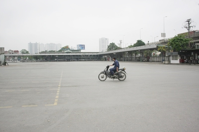 Bến xe Hà Nội đồng loạt “cửa đóng then cài” ngày đầu cách ly toàn xã hội ảnh 13