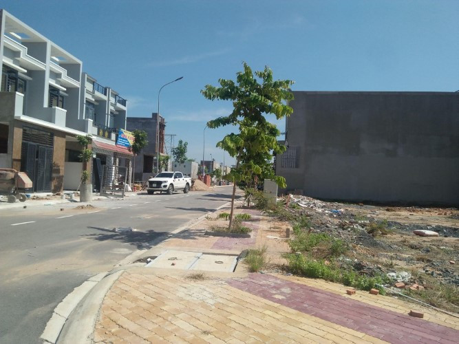 Bất động sản sơ cấp “ngược dòng” tăng giá