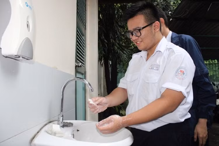 Học sinh khởi nghiệp với xà phòng… giấy