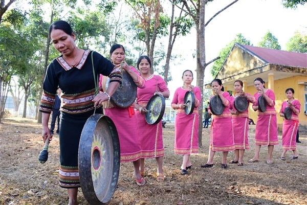 Độc đáo cồng chiêng nữ