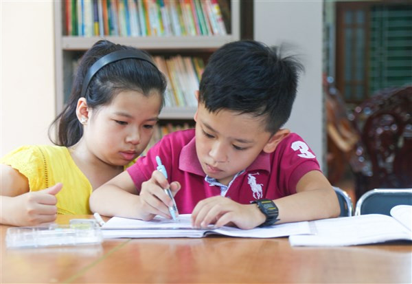 Em Võ Hoàng Thùy Linh và Hoàng Công Anh (Trường Tiểu học Làng Sen) đem sách vở lên thư viện học bài. Em Võ Hoàng Thùy Linh và Hoàng Công Anh (Trường Tiểu học Làng Sen) đem sách vở lên thư viện học bài.