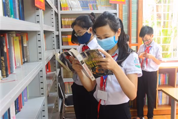 Các bạn học sinh đến tìm mượn sách về đọc.