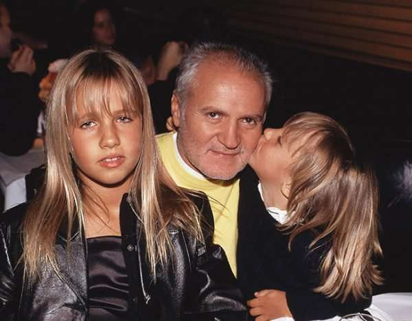 Ngạc nhiên ngoại hình của cô gái thừa kế hãng Versace