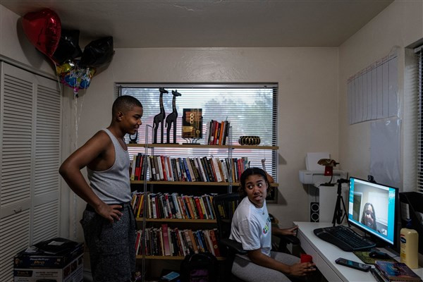 Phụ huynh Mỹ tìm mọi phương pháp dạy con trong mùa dịch