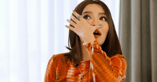 Móng tay bạc lấp lánh, trend mới nhất được các mỹ nhân Việt mê mẩn