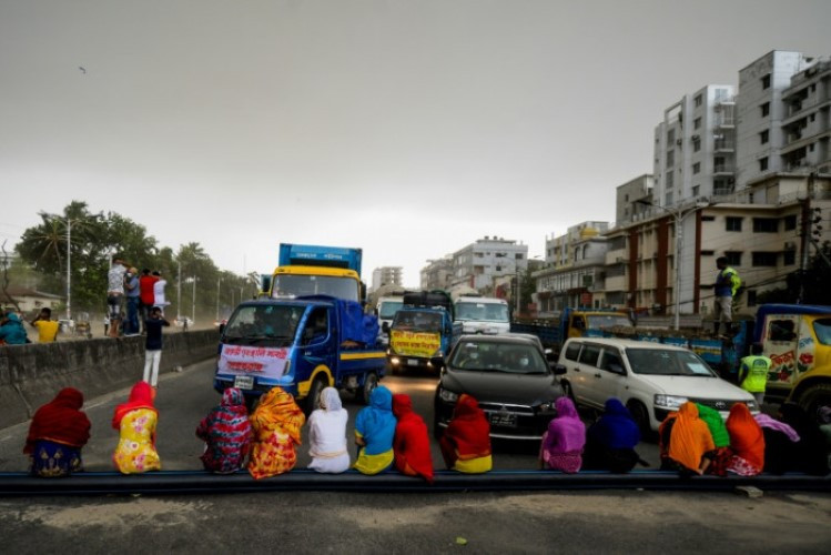 Bangladesh: Giúp nữ công nhân may mặc học tập để “đổi đời”