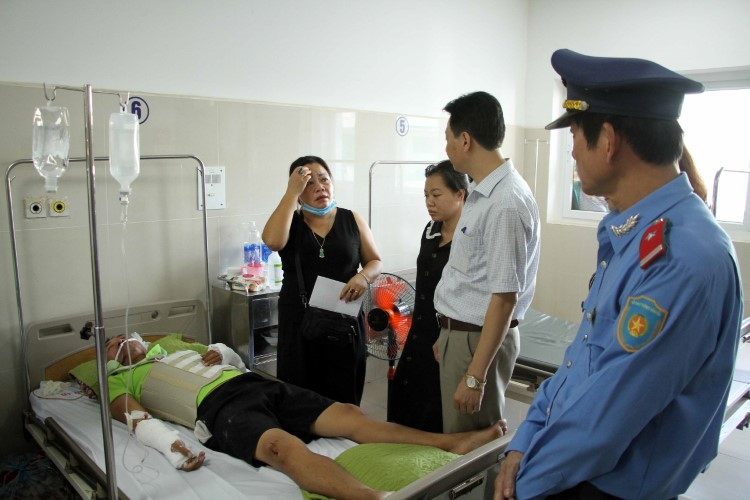 Xót xa nỗi đau tiễn biệt những cán bộ, giáo viên trong vụ tai nạn thảm khốc ở Quảng Bình ảnh 1 Xót xa nỗi đau tiễn biệt những cán bộ, giáo viên trong vụ tai nạn thảm khốc ở Quảng Bình ảnh 1