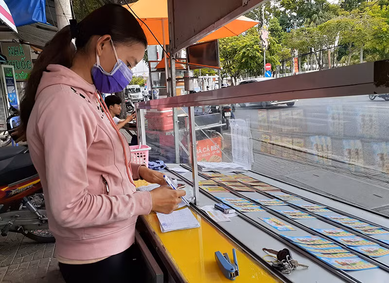 Tạm ngưng phát hành xổ số kiến thiết: Người bán vé số dạo có “đứt cần câu cơm”? ảnh 1