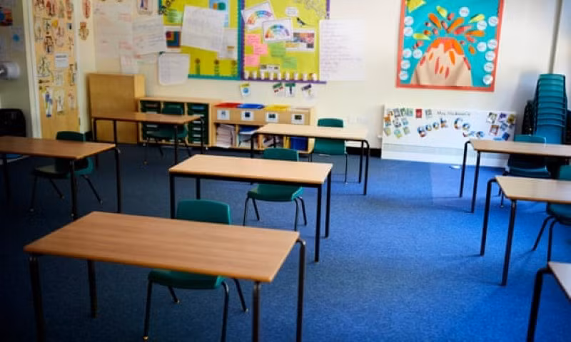 Anh: Tranh cãi về biện pháp bảo vệ người học