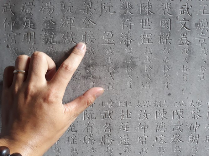 Chữ nho trên các tấm bia đá còn rõ nét.