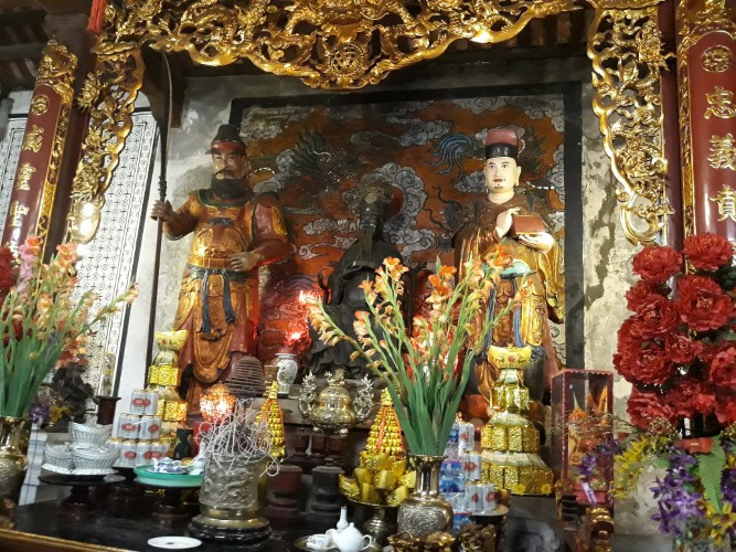 Tượng Quan Công ngồi giữa và 2 tướng đứng hầu.