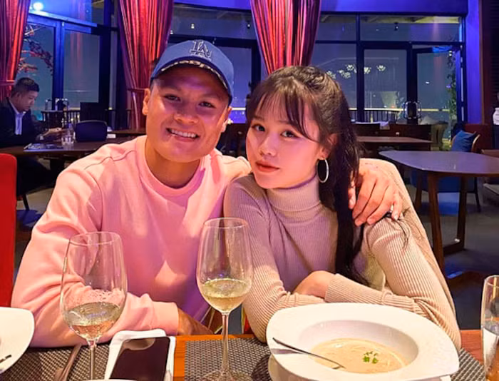 Gia thế "khủng" của bạn gái mới Quang Hải