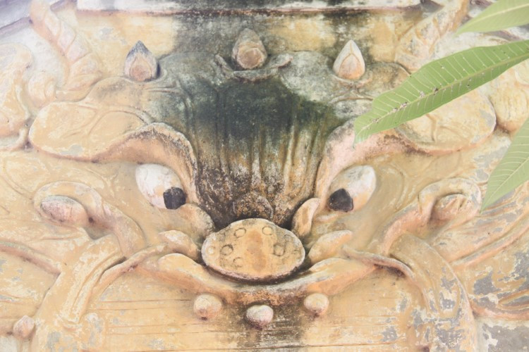 Cận cảnh mặt hổ phù với cách điệu hoa sen.