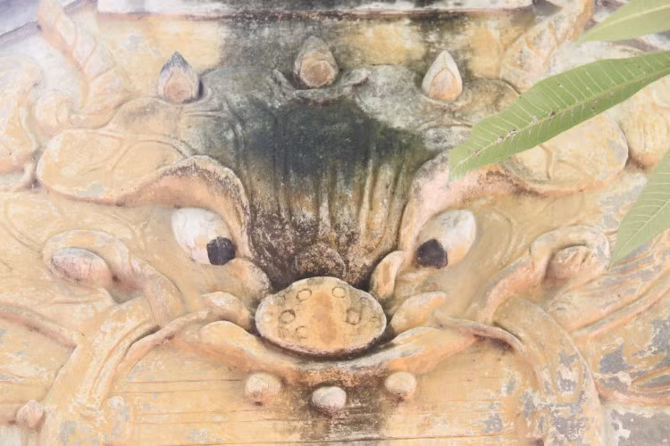 Cận cảnh mặt hổ phù với cách điệu hoa sen.