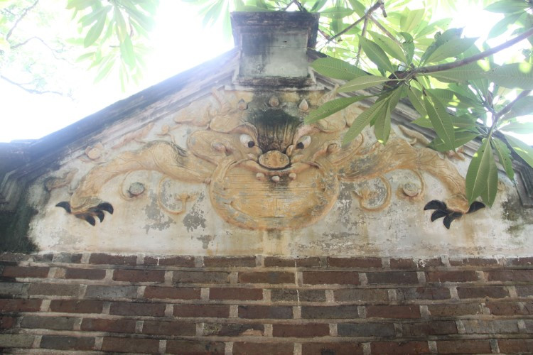 Toàn cảnh hình tượng hổ phù sen hóa trên tường hồi bít đốc nghi môn.