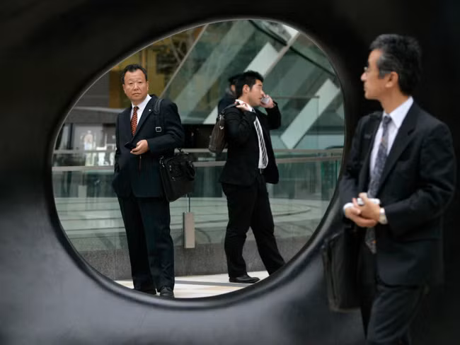 Bị sếp thẳng tay đuổi việc sau khi nhờ đi mua thuốc, nam nhân viên ngỡ ngàng khi biết lý do