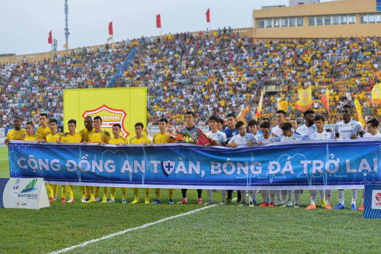 Sân Thiên Trường ước tính có 15.000 khán giả vào sân chứng kiến trận Nam Định gặp HAGL.