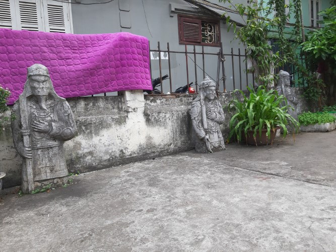 Tại di tích Hoàng Cao Khải còn một số tượng quan binh, thể hiện uy quyền của “Phó Vương”.