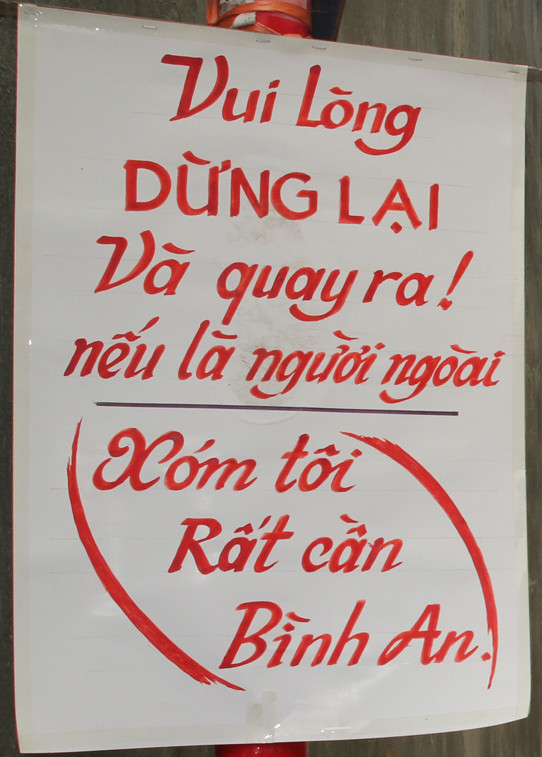 Người đàn ông viết khẩu hiệu vì… sợ chết ảnh 1 Người đàn ông viết khẩu hiệu vì… sợ chết ảnh 1