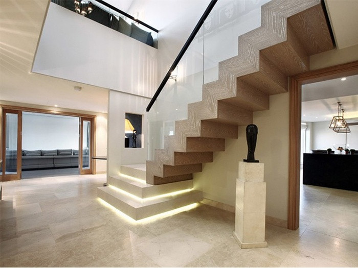 Cách hóa giải đại kỵ phong thủy cầu thang hướng ra cửa chính 