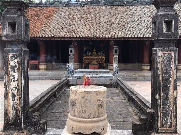 Tại đền thờ vua Đinh, vua Lê các nhà khảo cổ đã tìm thấy di tích nền cung điện cũ.