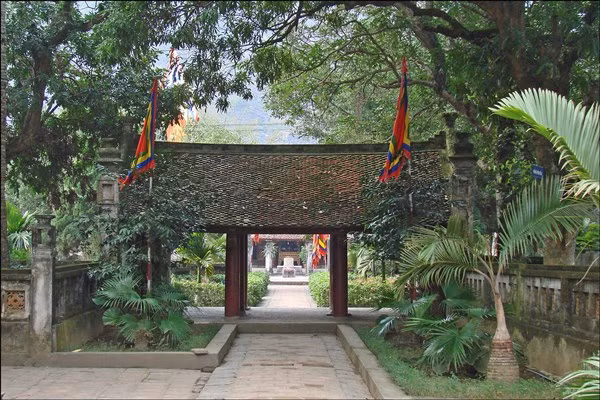 Con đường lát gạch vào đền thờ vua Đinh, vua Lê.