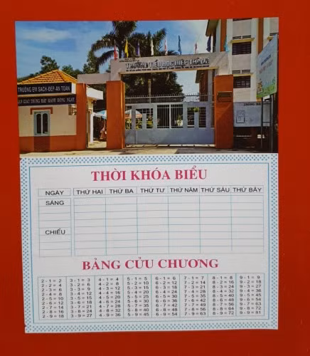 Bình Dương: Phụ huynh tá hỏa phát hiện bìa bao in sai bảng cửu chương ảnh 1