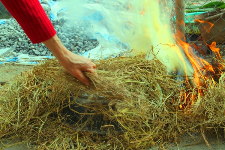 Sau khoảng một tiếng rưỡi thì phải lật cá cho chín đều rồi đốt lửa tiếp.