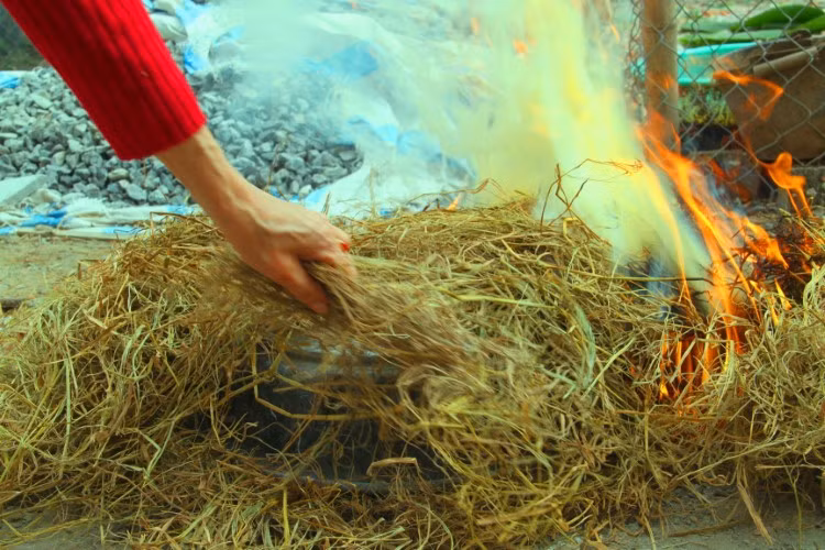 Sau khoảng một tiếng rưỡi thì phải lật cá cho chín đều rồi đốt lửa tiếp.