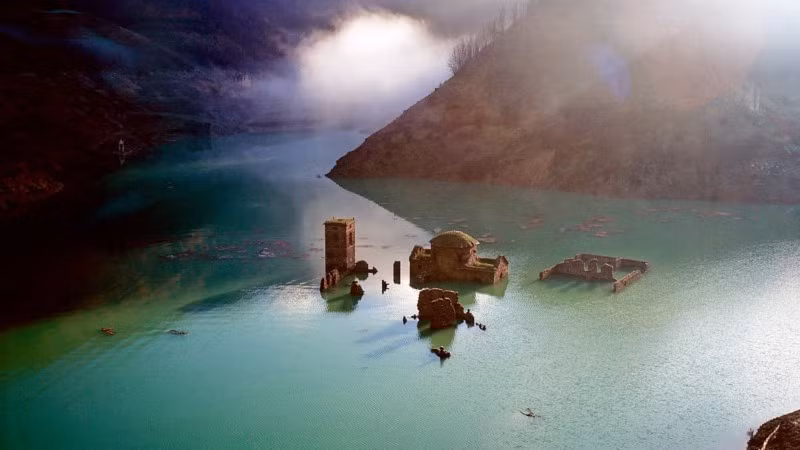 Ngôi làng cổ nghìn năm sắp lộ diện từ đáy hồ ảnh 2