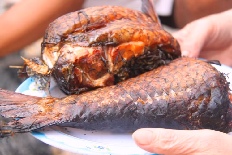 Cá nướng úp thau thơm ngon, hấp dẫn.