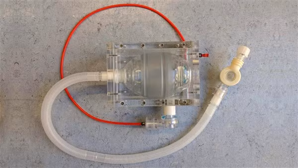 Nhóm nghiên cứu OxVent đang sử dụng các vật liệu sẵn có để chế tạo máy thở trong phòng thí nghiệm của đại học Anh.