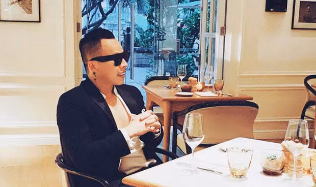 Hành động lạ của Vũ Khắc Tiệp khi khu chung cư bị phong tỏa vì dịch Covid-19