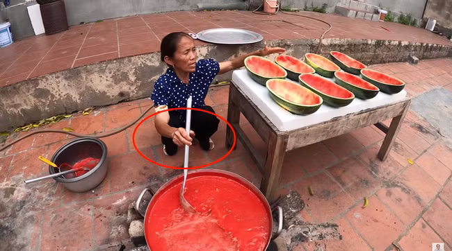  Bà Tân Vlog bị soi mất vệ sinh trong clip làm thạch dưa hấu siêu to khổng lồ