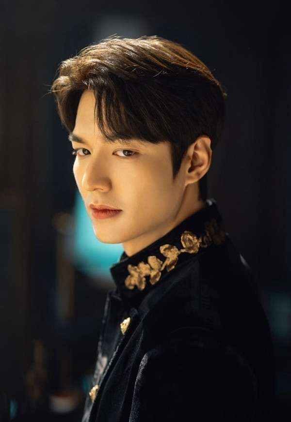 Lee Min Ho gây choáng với loạt hàng hiệu đắt đỏ khi tái xuất trong Quân vương bất diệt ảnh 1 Lee Min Ho gây choáng với loạt hàng hiệu đắt đỏ khi tái xuất trong Quân vương bất diệt ảnh 1
