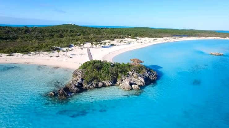 Giới siêu giàu tự cách ly COVID-19 ở những nơi không thể tin nổi ảnh 1