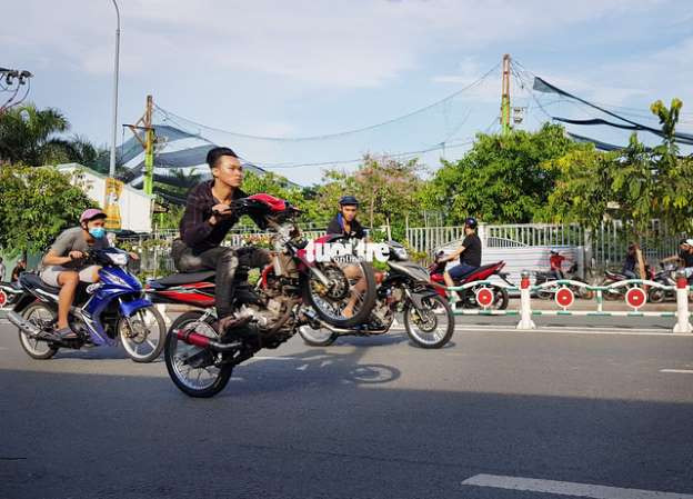 Quái xế tụ tập bốc đầu, đua xe quanh Hồ Gươm bất chấp lệnh cách ly