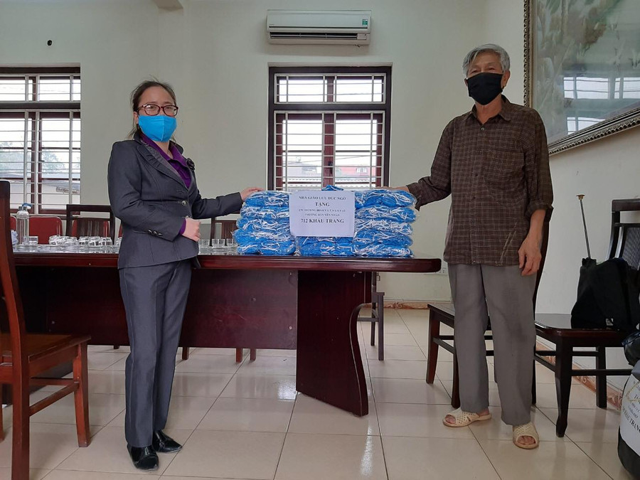 Ông giáo già dùng tiền lương hưu mua khẩu trang tặng cộng đồng