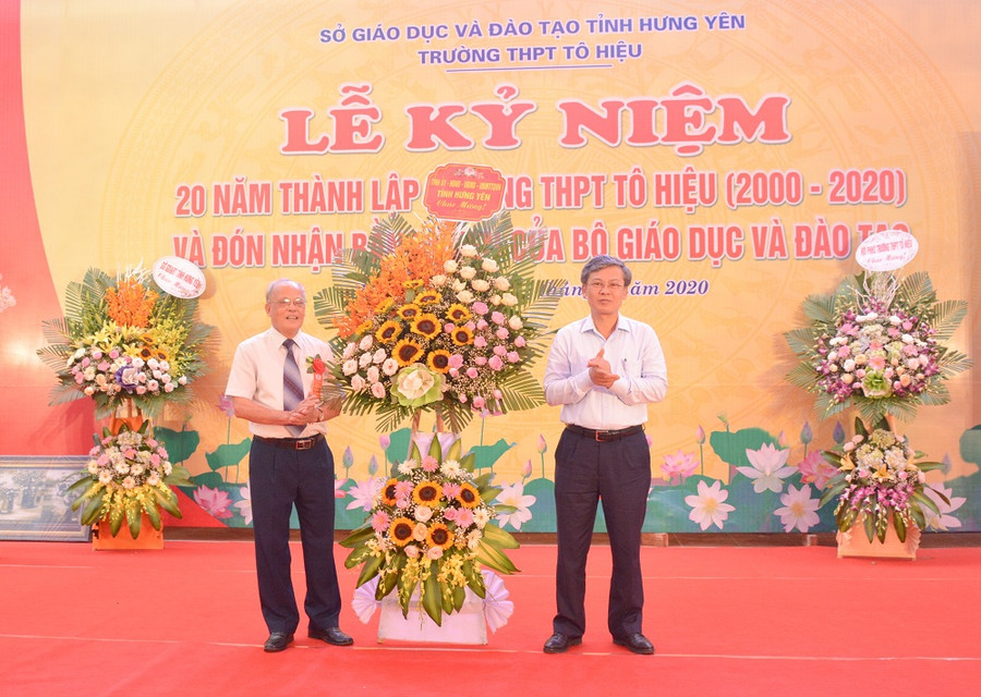 Trường THPT Tô Hiệu: Kỷ niệm 20 năm thành lập và đón bằng khen của Bộ GD&ĐT ảnh 1 Trường THPT Tô Hiệu: Kỷ niệm 20 năm thành lập và đón bằng khen của Bộ GD&ĐT ảnh 1