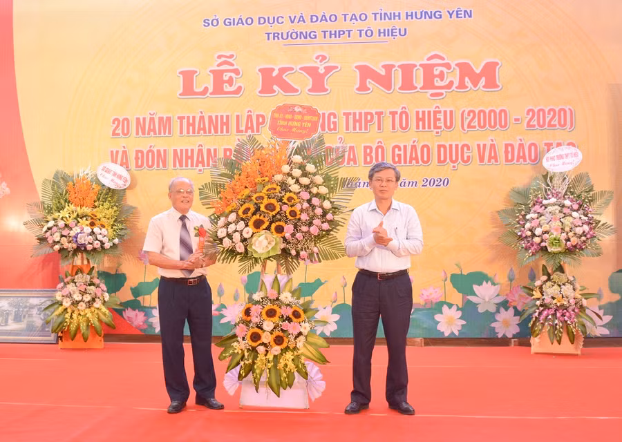 Trường THPT Tô Hiệu: Kỷ niệm 20 năm thành lập và đón bằng khen của Bộ GD&ĐT ảnh 1